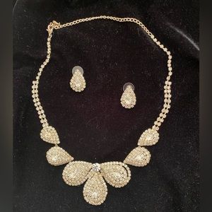 Beautiful crystal jewelry necklace and earrings set! NWOT
